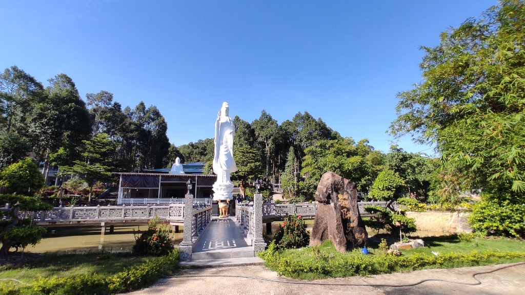 The temple grounds and statue at Pháp Đăng Thiền Tuệ